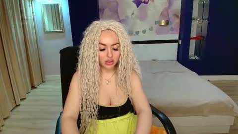 Snapshot of miss_kiten chatting on 11.09.25 miss_kiten online show from 11.09.25