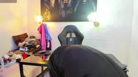 Snapshot of miss_lucero1 chatting on 11.08.25 lucero online show from 11.08.25