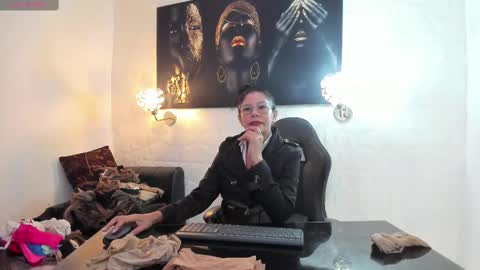 Snapshot of miss_lucero1 chatting on 11.09.25 lucero online show from 11.09.25