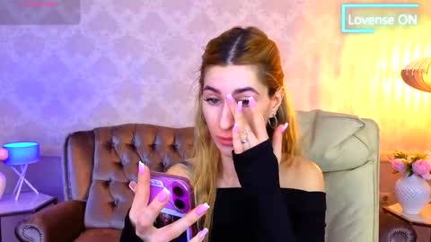 Snapshot of miss_martini chatting on 11.01.25 online show from 11.01.25