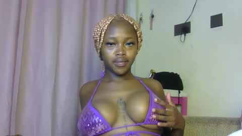 Snapshot of miss_sexyyy chatting on 10.28.25 miss_sexyyy online show from 10.28.25