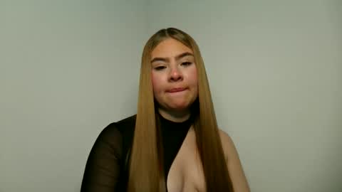 Snapshot of miss_sophie1 chatting on 05.10.26 sophi 3 online show from 05.10.26