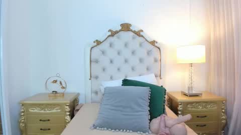 miss vivienne online show from 12.04.25