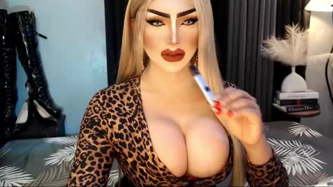 Snapshot of misschannel4sub chatting on 11.04.25 PRIESTESS CHANNEL online show from 11.04.25