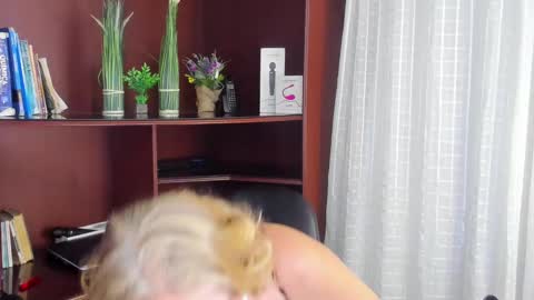 Snapshot of missescarleth chatting on 02.20.25 Escarlet online show from 02.20.25