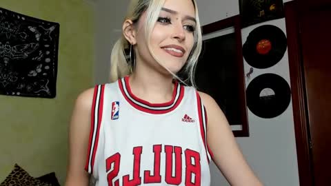 Miss Luna online show from 02.21.25