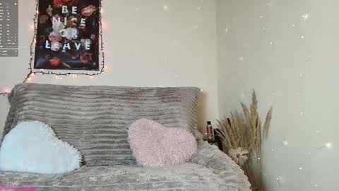 Snapshot of missmagnetizm chatting on 12.01.25 Vi online show from 12.01.25