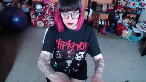 Miss Mia online show from 11.24.25