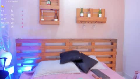 Snapshot of missmiaa_ chatting on 11.21.25 Mia online show from 11.21.25