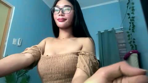 missminervaa online show from 10.03.25