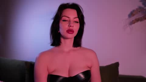 Snapshot of missmirandagd chatting on 10.21.25 online show from 10.21.25