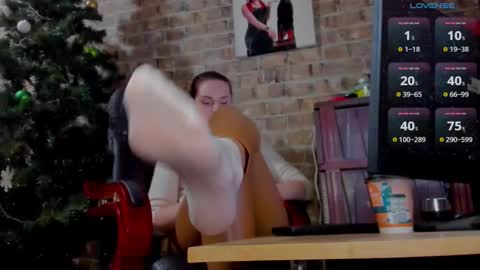 Snapshot of misspetitevenus chatting on 01.11.25 Miss Venus online show from 01.11.25