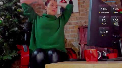 Snapshot of misspetitevenus chatting on 02.04.25 Miss Venus online show from 02.04.25