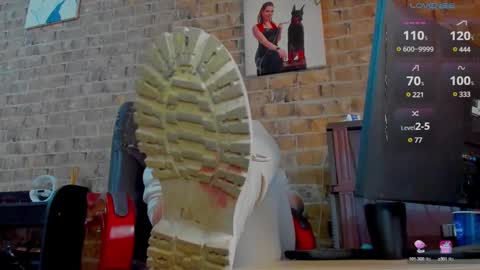 Snapshot of misspetitevenus chatting on 02.10.25 Miss Venus online show from 02.10.25