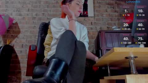 Snapshot of misspetitevenus chatting on 02.19.25 Miss Venus online show from 02.19.25