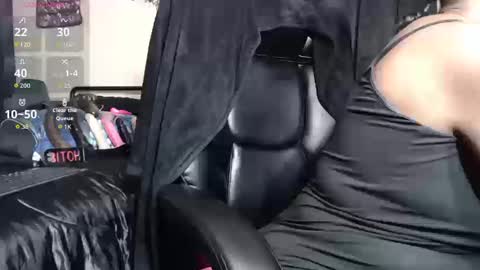 Snapshot of misstajaa chatting on 10.16.25 MissTajaa online show from 10.16.25