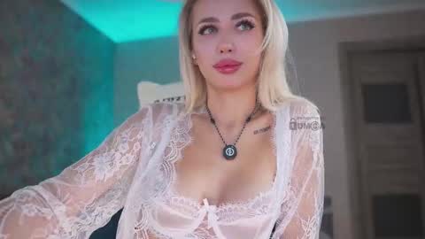 Snapshot of misstics_ chatting on 10.12.25 Eva online show from 10.12.25