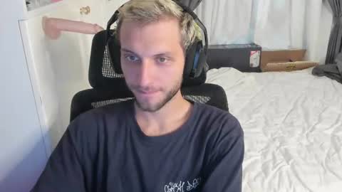 Snapshot of misterskiny chatting on 08.08.26 Alex online show from 08.08.26