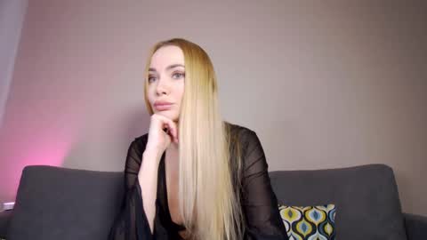 Snapshot of mistress_milana chatting on 02.13.25 Milana online show from 02.13.25