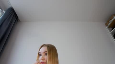 Snapshot of mistress_milana chatting on 10.31.25 Milana online show from 10.31.25