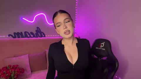 Snapshot of mistress_of_hearts chatting on 11.06.25 Mia online show from 11.06.25