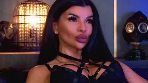 Elenia online show from 11.22.25