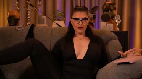 Snapshot of mistresskellykent chatting on 09.26.25 Mistress Kelly online show from 09.26.25