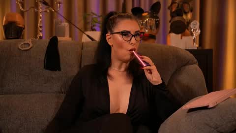 Snapshot of mistresskellykent chatting on 10.03.25 Mistress Kelly online show from 10.03.25