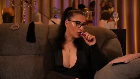 Snapshot of mistresskellykent chatting on 10.06.25 Mistress Kelly online show from 10.06.25