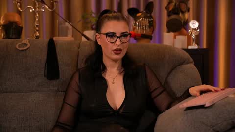 Snapshot of mistresskellykent chatting on 10.09.25 Mistress Kelly online show from 10.09.25