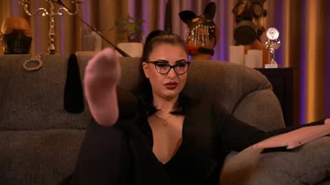 Snapshot of mistresskellykent chatting on 10.10.25 Mistress Kelly online show from 10.10.25