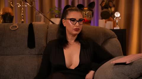 Snapshot of mistresskellykent chatting on 10.13.25 Mistress Kelly online show from 10.13.25