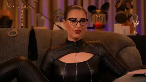 Snapshot of mistresskellykent chatting on 10.17.25 Mistress Kelly online show from 10.17.25