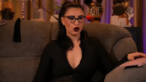 Snapshot of mistresskellykent chatting on 10.25.25 Mistress Kelly online show from 10.25.25