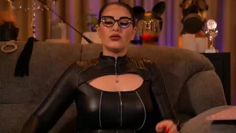 Snapshot of mistresskellykent chatting on 11.04.25 Mistress Kelly online show from 11.04.25