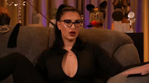 Snapshot of mistresskellykent chatting on 11.07.25 Mistress Kelly online show from 11.07.25