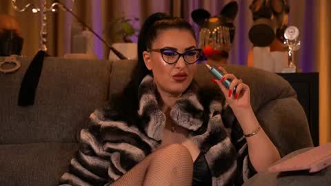 Snapshot of mistresskellykent chatting on 11.08.25 Mistress Kelly online show from 11.08.25