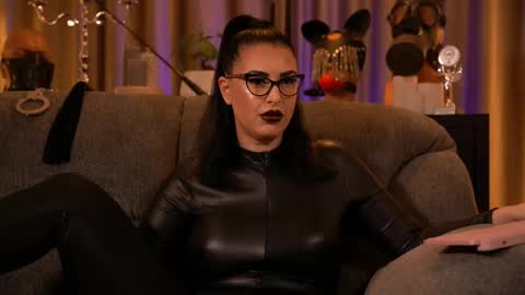 Snapshot of mistresskellykent chatting on 11.10.25 Mistress Kelly online show from 11.10.25