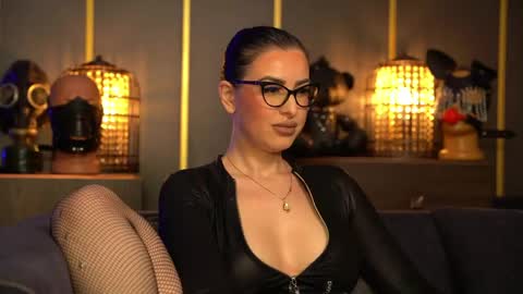 Snapshot of mistresskellykent chatting on 04.19.26 Mistress Kelly online show from 04.19.26