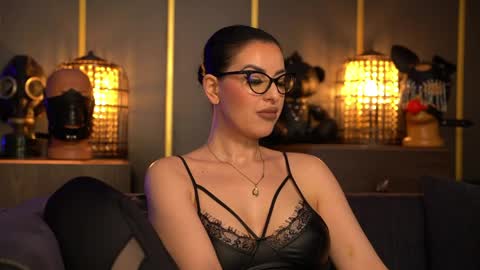 Snapshot of mistresskellykent chatting on 04.20.26 Mistress Kelly online show from 04.20.26