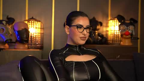 Snapshot of mistresskellykent chatting on 04.23.26 Mistress Kelly online show from 04.23.26