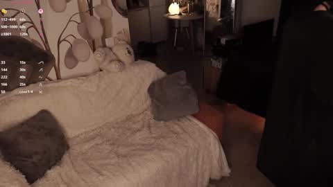 Snapshot of miuri_miy chatting on 10.19.25 Yuka online show from 10.19.25