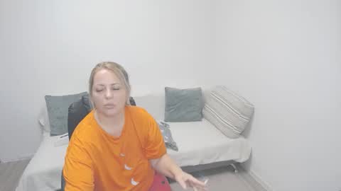 Snapshot of mojjo_erika chatting on 10.02.25 erika online show from 10.02.25