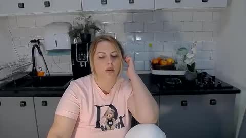 Snapshot of mojjo_erika chatting on 10.08.25 erika online show from 10.08.25