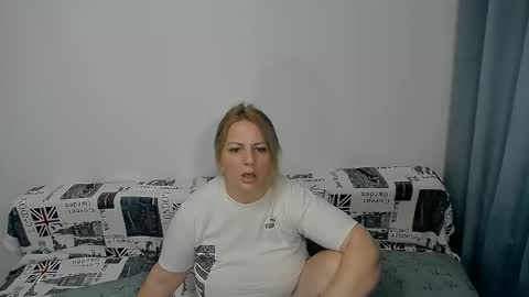 Snapshot of mojjo_erika chatting on 10.12.25 erika online show from 10.12.25