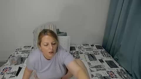 Snapshot of mojjo_erika chatting on 11.09.25 erika online show from 11.09.25