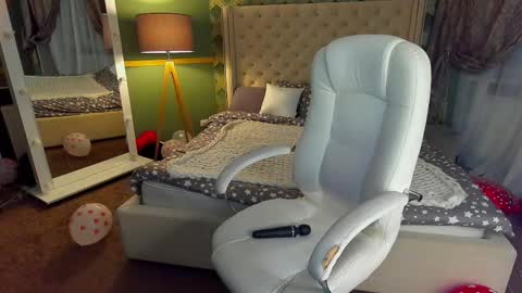 Snapshot of molinmoon chatting on 02.25.25 Rosa online show from 02.25.25