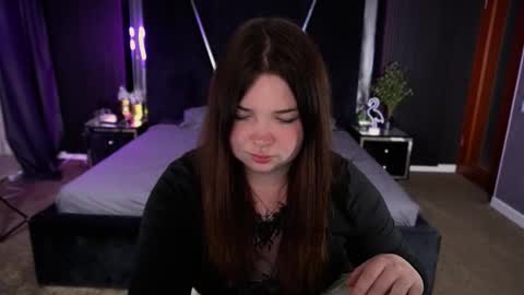 Snapshot of molinmoon chatting on 09.17.25 Rosa online show from 09.17.25