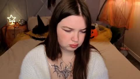 Snapshot of molinmoon chatting on 10.29.25 Rosa online show from 10.29.25