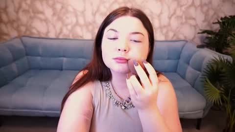 Snapshot of molinmoon chatting on 11.08.25 Rosa online show from 11.08.25